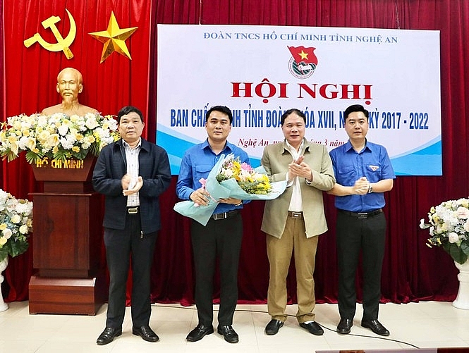 Ông Thái Minh Sỹ (thứ 2 từ trái sang) được bầu làm Phó Bí thư Tỉnh đoàn Nghệ An