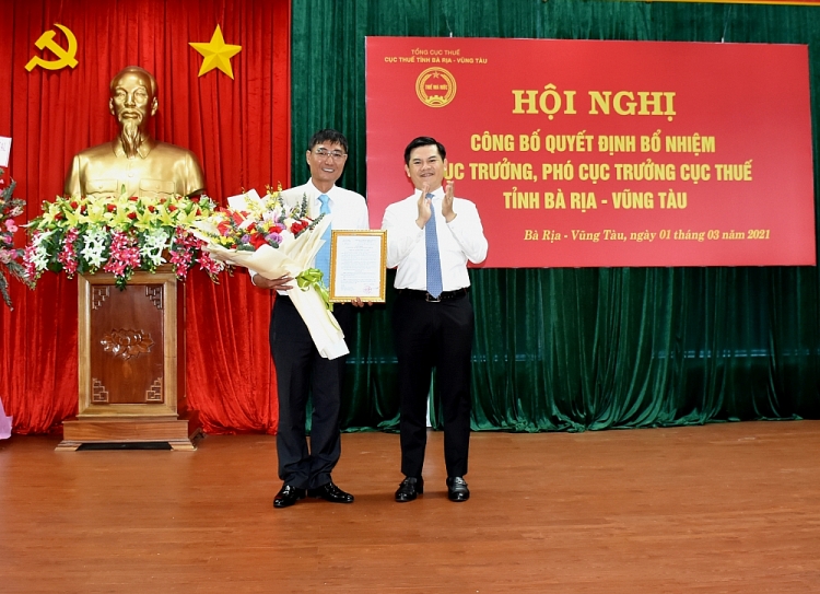 Ông Vũ Chí Hùng, Phó Tổng cục Trưởng Tổng Cục Thuế (phải) trao quyết định bổ nhiệm ông Nguyễn Nam Bình (Ảnh: Báo Bà Rịa - Vũng Tàu)