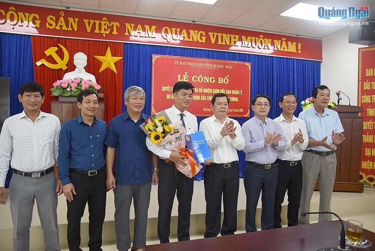 Chủ tịch UBND tỉnh Đặng Văn Minh trao quyết định cho ông Đỗ Tâm Hiển (Ảnh: Báo Quảng Ngãi)