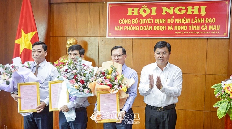 Bí thư Tỉnh uỷ, Chủ tịch HĐND tỉnh Nguyễn Tiến Hải trao quyết định cho các cán bộ