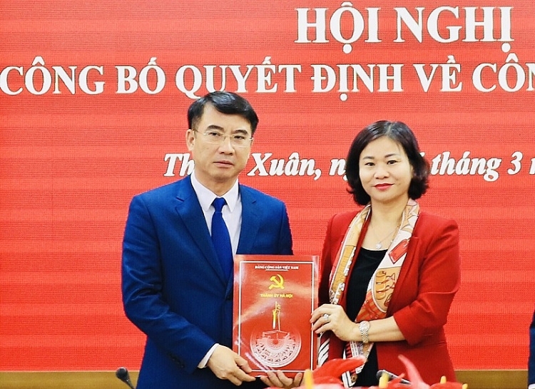 Phó Bí thư Thường trực Thành ủy Nguyễn Thị Tuyến trao quyết định cho ông Nguyễn Xuân Lưu (Ảnh: Kinh tế&đô thị)