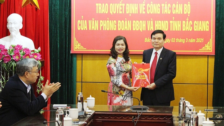 Phó Chủ tịch HĐND tỉnh Bắc Giang Lâm Thị Hương Thành trao quyết định cho ông Khổng Văn Suất (Ảnh: Báo Bắc Giang)