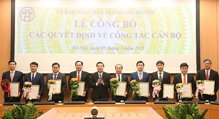 Chủ tịch UBND TP. Hà Nội Chu Ngọc Anh trao quyết định cho các cán bộ (Ảnh: Kinh tế&đô thị)