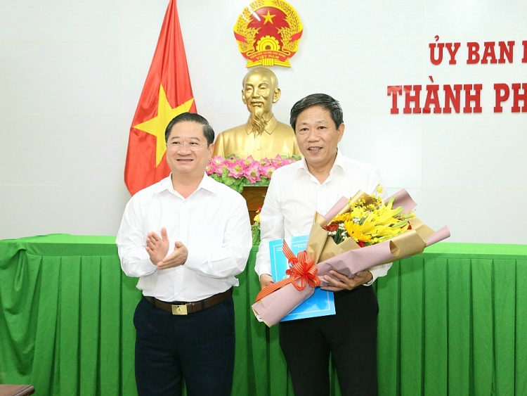 Ông Trần Việt Trường - Phó Bí thư Thành ủy, Chủ tịch UBND TP. Cần Thơ trao quyết định cho ông Nguyễn Văn Vinh (Ảnh: GĐVN)