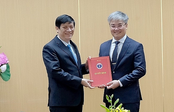 Bộ trưởng Bộ Y tế Nguyễn Thanh Long trao quyết định và chúc mừng ông Trần Tuấn Linh