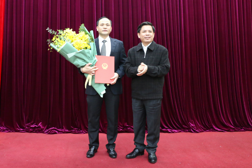 Bộ trưởng Nguyễn Văn Thể (phải) trao quyết định cho ông Nguyễn Hữu Thanh