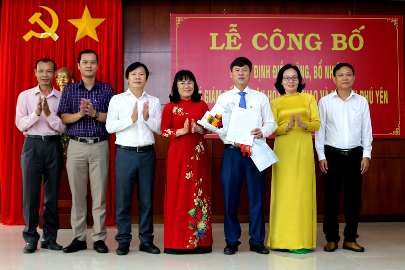 Ông Bùi Văn Thành nhận quyết định bổ nhiệm (Ảnh: Cổng TTĐT tỉnh Phú Yên)