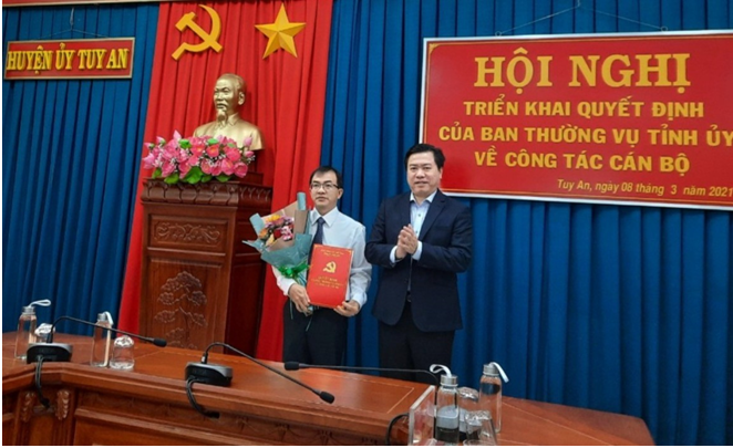 Ông Trần Hữu Thế - Phó Bí thư Tỉnh ủy, Chủ tịch UBND tỉnh trao quyết định cho ông Huỳnh Văn Khoa (Ảnh: Cổng TTĐT tỉnh Phú Yên)