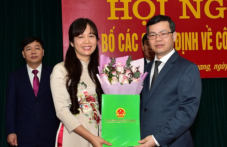 Chủ tịch UBND tỉnh Nguyễn Văn Sơn trao quyết định cho bà Hoàng Thị Thu Hiền.