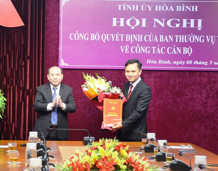 Ông Nguyễn Quang Tùng nhận quyết định bổ nhiệm (Ảnh: Báo Hòa Bình)