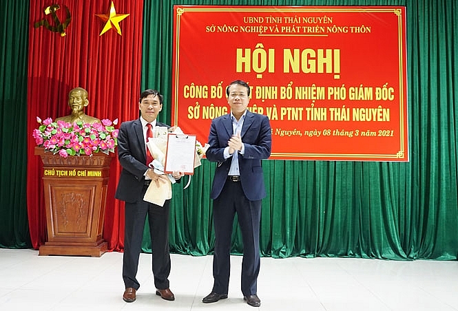 Ông Dương Văn Lượng, Phó Chủ tịch UBND tỉnh trao quyết định cho ông Dương Sơn Hà (Ảnh: Báo Thái Nguyên)