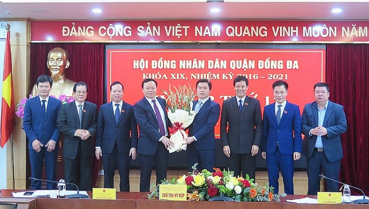 Ông Lê Tuấn Định (thứ 5 từ trái qua) được bầu giữ chức Chủ tịch UBND quận Đống Đa (Ảnh: Kinh tế&đô thị)