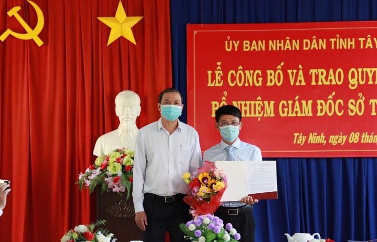 Ông Dương Văn Thắng - Phó Chủ tịch UBND tỉnh trao quyết định bổ nhiệm cho ông Phạm Văn Đặng (Ảnh: Báo Tây Ninh)