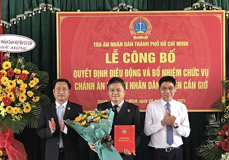 Ông Phù Quốc Tuấn nhận quyết định bổ nhiệm (Ảnh: PLO)