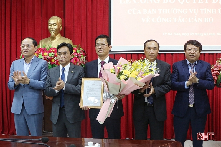 Tân Phó Bí thư Thành ủy Hà Tĩnh Nguyễn Trọng Hiếu nhận quyết định