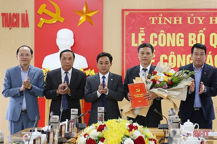 Ông Nguyễn Văn Khoa (cầm hoa) giữ chức Phó Bí thư Huyện ủy Thạch Hà
