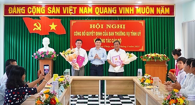Chủ tịch UBND tỉnh Đồng Tháp Phạm Thiện Nghĩa (giữa) trao quyết định cho các cán bộ (Ảnh: Báo Đồng Tháp)