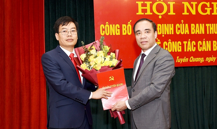 Bí thư Tỉnh ủy Chẩu Văn Lâm trao quyết định cho ông Nguyễn Lam Sơn (Ảnh: Báo Tuyên Quang)