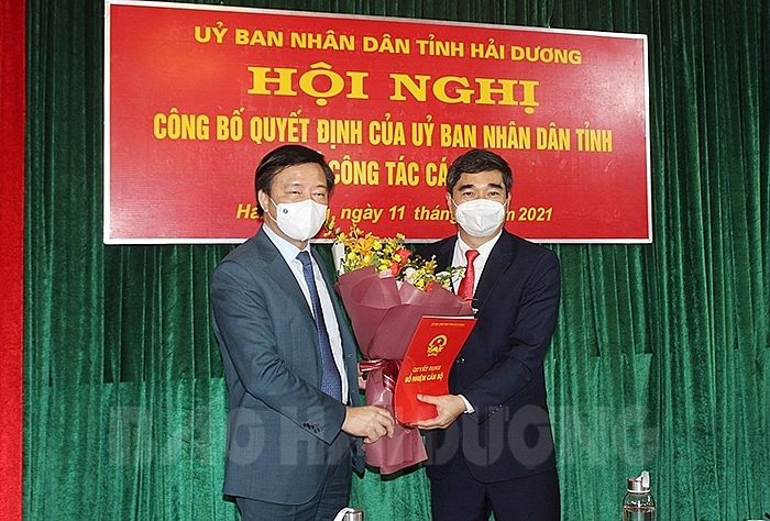 Bí thư Tỉnh ủy Phạm Xuân Thăng trao quyết định cho ông Bùi Văn Thăng