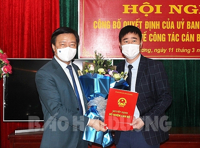 Bí thư Tỉnh ủy Phạm Xuân Thăng trao quyết định bổ nhiệm cho ông Lê Hồng Diên