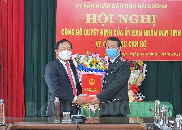 Ông Lê Văn Hiệu, Phó Bí thư Thường trực Tỉnh uỷ trao quyết định cho ông Cao Ngọc Quang