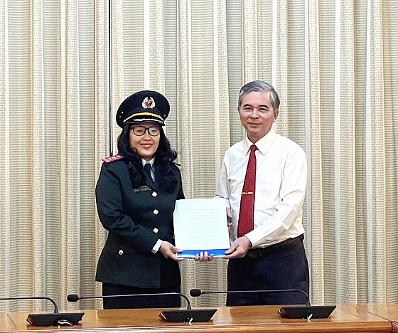 Phó Chủ tịch UBND TP.HCM Ngô Minh Châu trao quyết định bổ nhiệm bà Nguyễn Thị Thanh Thủy (Ảnh: SGGP)