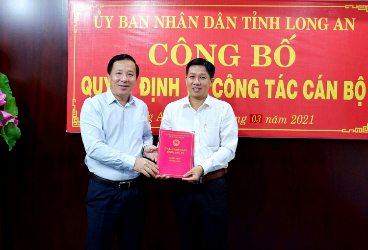 Chủ tịch UBND tỉnh Nguyễn Văn Út (trái) trao quyết định bổ nhiệm cho ông Trần Thiện Trúc (Ảnh: Báo Long An)