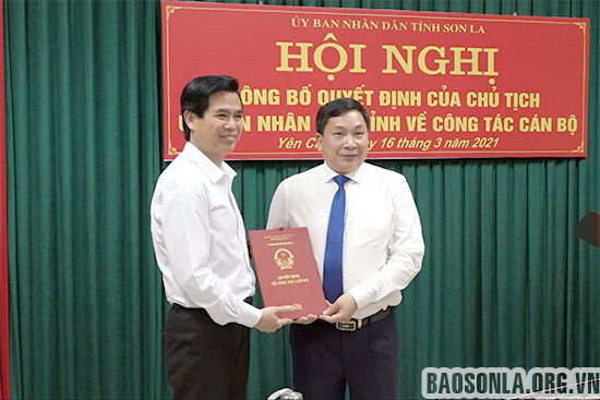 Ông Hoàng Quốc Khánh, Chủ tịch UBND tỉnh Sơn La trao quyết định cho ông Lù Văn Cường