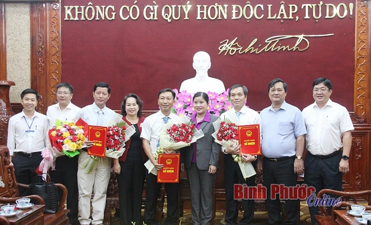 Phó bí thư Tỉnh ủy, Chủ tịch UBND tỉnh Trần Tuệ Hiền trao quyết định cho các nhân sự mới (Ảnh: Báo Bình Phước