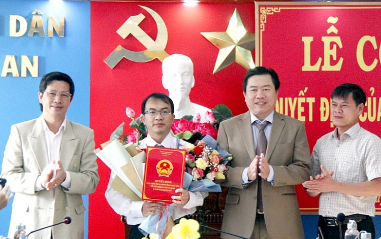 Ông Huỳnh Văn Khoa nhận quyết định bổ nhiệm (Ảnh: Báo Phú Yên)