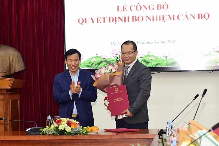Bộ trưởng Nguyễn Ngọc Thiện trao quyết định cho ông Lê Tuấn Anh (Ảnh: Vnews)