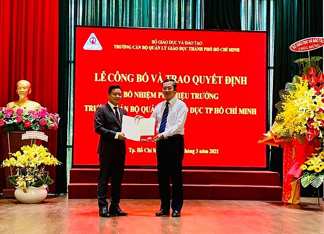Thứ trưởng Nguyễn Văn Phúc (phải) trao quyết định bổ nhiệm cho TS Vũ Quảng (Ảnh: Giáo dục&thời đại)