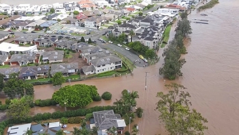 Video: Lũ lụt lịch sử ở Australia, nhà cửa bị cuốn trôi