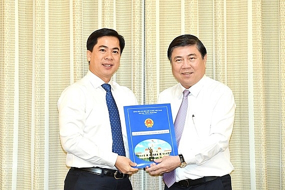 Chủ tịch UBND TP.HCM Nguyễn Thành Phong trao quyết định cho ông Triệu Đỗ Hồng Phước (Ảnh: SGGP)
