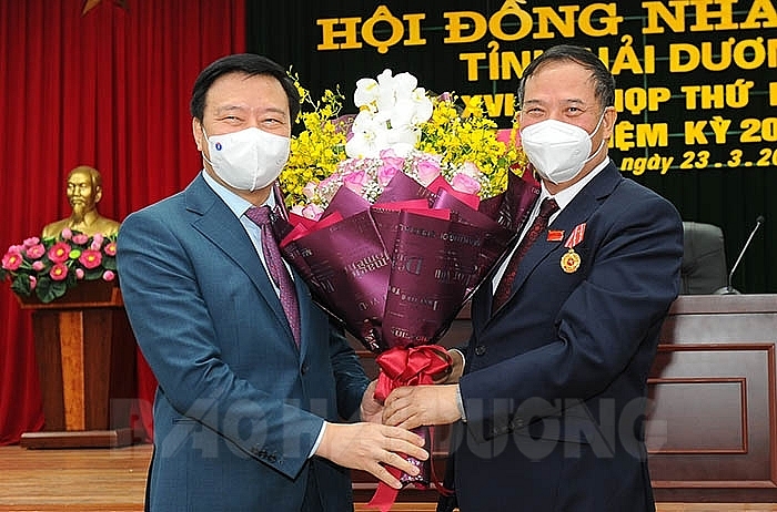 Ông Phạm Xuân Thăng (trái) được bầu làm Chủ tịch HĐND tỉnh Hải Dương nhiệm kỳ 2016-2021