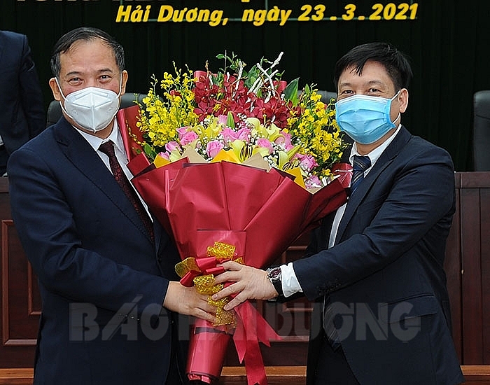 Ông Nguyễn Mạnh Hiển, Chủ tịch HĐND tỉnh chúc mừng ông Trần Anh Tuấn