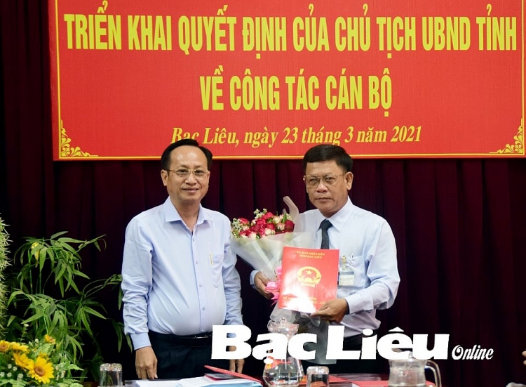 Ông Phạm Văn Thiều, Chủ tịch UBND tỉnh trao quyết định cho ông Nguyễn Minh Thất (Ảnh: Báo Bạc Liêu)