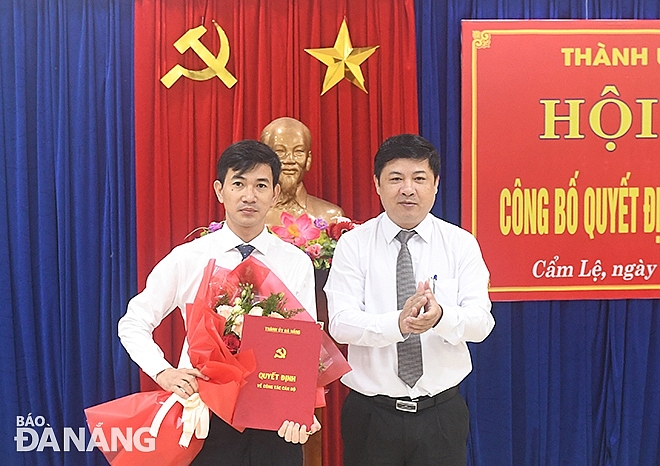 Ông Nguyễn Xuân Tiến (phải) nhận quyết định điều động, bổ nhiệm