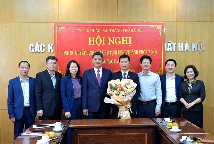 Ông Nguyễn Hoài Nam nhận quyết định bổ nhiệm (Ảnh: Kinh tế&đô thị)