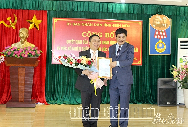 Chủ tịch UBND tỉnh Lê Thành Đô trao quyết định cho ông Trần Thanh Kiên