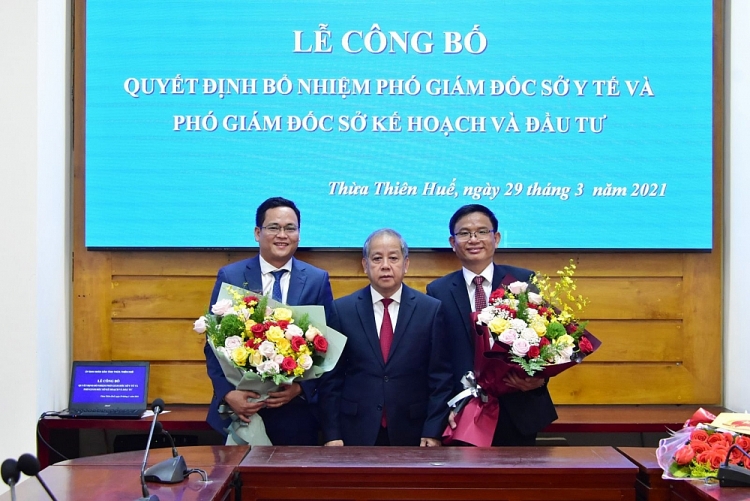 Ông Phan Quốc Sơn (trái) và Hoàng Trọng Quý (phải) nhận quyết định bổ nhiệm (Ảnh: Báo Thừa Thiên - Huế)