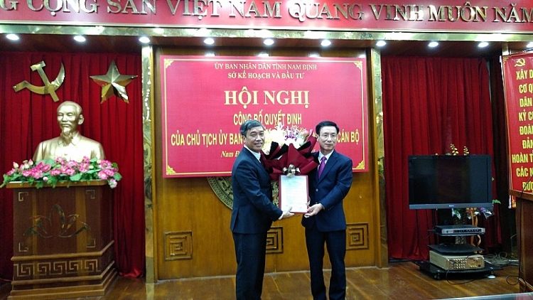 Chủ tịch UBND tỉnh Phạm Định Nghị trao quyết đinh cho ông Mai Văn Quyết (Ảnh: Báo Đầu tư)