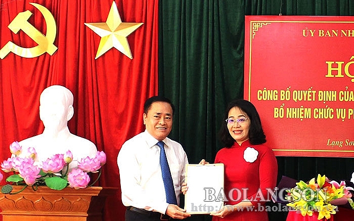 Ông Hồ Tiến Thiệu, Phó Bí thư Tỉnh ủy, Chủ tịch UBND tỉnh trao quyết định cho bà Nguyễn Mai Loan 