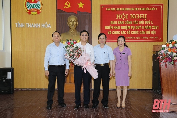 Thường trực Hội Nông dân tỉnh tặng hoa chúc mừng ông Hoàng Văn Thanh