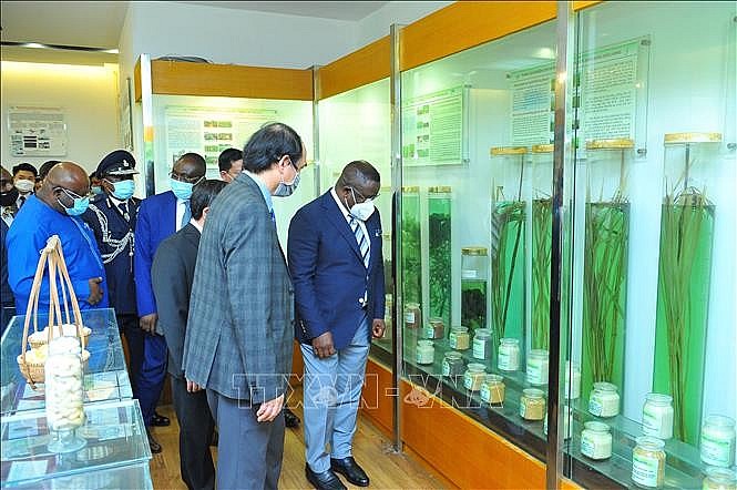 Tổng thống Julius Maada Bio thăm quan phòng truyền thống Viện Khoa học Nông nghiệp Việt Nam. Ảnh: Minh Đức/TTXVN