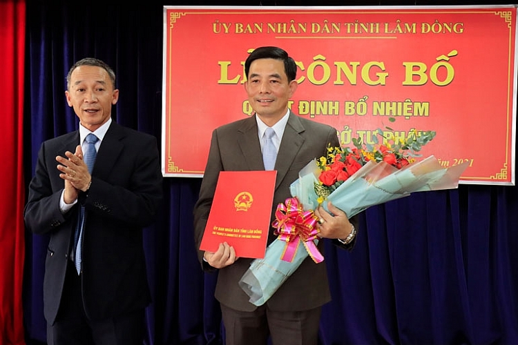 Ông Nguyễn Quang Tuyến nhận quyết định bổ nhiệm (Ảnh: Báo Lâm Đồng)