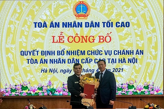 Ông Nguyễn Xuân Tĩnh nhận quyết định bổ nhiệm (Ảnh: Báo điện tử Đảng Cộng sản Việt Nam)
