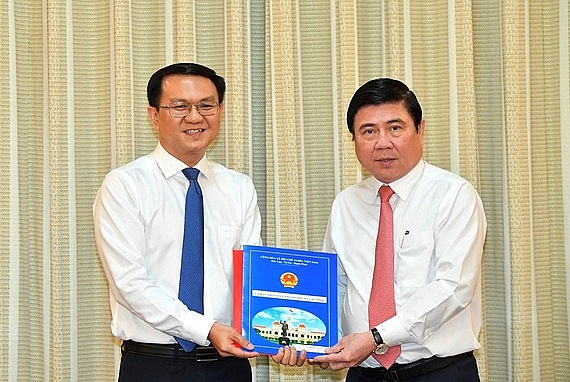 Chủ tịch UBND TP.HCM Nguyễn Thành Phong trao quyết định cho ông Lâm Đình Thắng (Ảnh: SGGP)