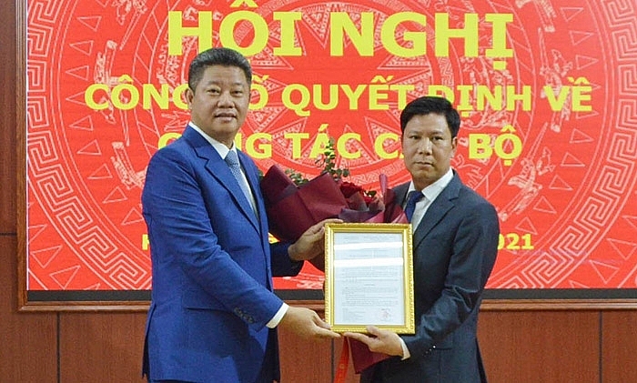 Phó Chủ tịch UBND thành phố Nguyễn Mạnh Quyền trao quyết định cho ông Nguyễn Văn Quyến (Ảnh: Hànộimới)