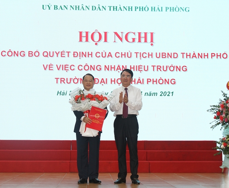 PGS.TS Nguyễn Hoài Nam (trái) nhận quyết định (Ảnh: GD&TĐ)